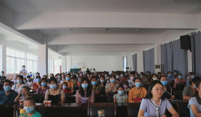 新縣啟福小學(xué)召開2021年秋新生家長會