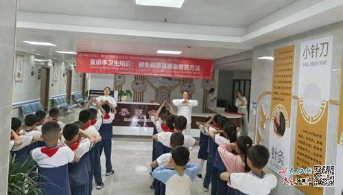 德安一小學(xué)生參加中醫(yī)文化宣傳活動 組圖
