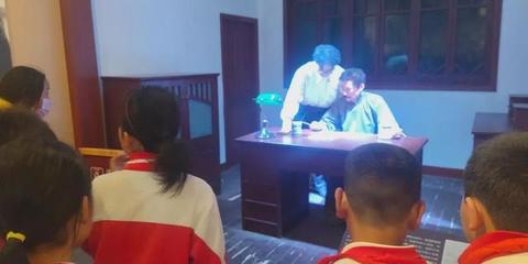 新縣啟福小學(xué)開展“緬懷先烈、繼承紅色基因”清明節(jié)祭掃活動