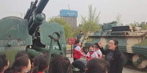 新縣啟福小學(xué)開(kāi)展“緬懷先烈、繼承紅色基因”清明節(jié)祭掃活動(dòng)