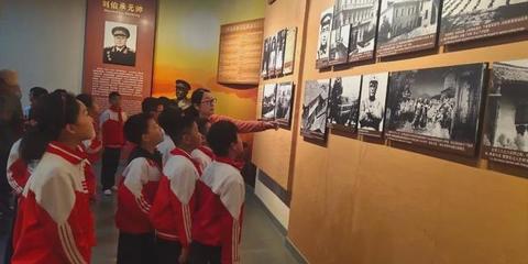 新縣啟福小學(xué)開(kāi)展“緬懷先烈、繼承紅色基因”清明節(jié)祭掃活動(dòng)