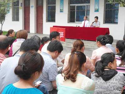 校長是個愛書人--新縣啟福小學召開學生家長會